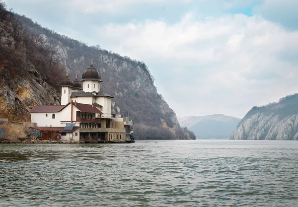 Romanya 'daki Tuna Nehri' ndeki kilise. Kral Decebal 'in yanındaki demir kapılarda bir manastır.