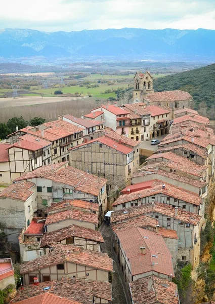 İspanya 'nın ortaçağ şehri Frias. Bir şatosu ve eski evleri var. Burgos 'ta yerel