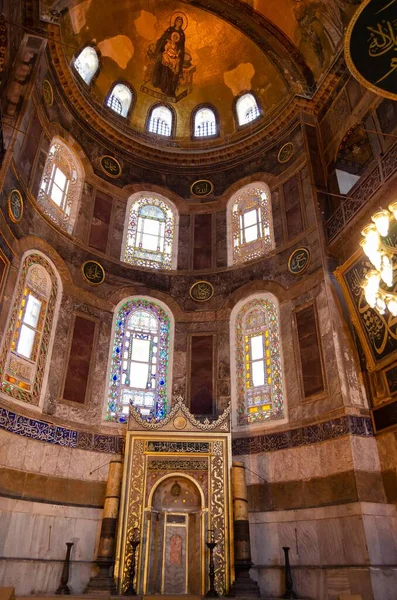 Ayasofya 'nın içi. Üstünde Meryem Ana var.