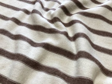 Beyaz ve kahverengi çizgili kazaklar. Çizgili kazak. Doku.