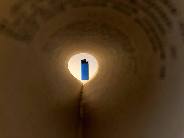 Синій газовий запальничка на білому тлі . — стокове фото