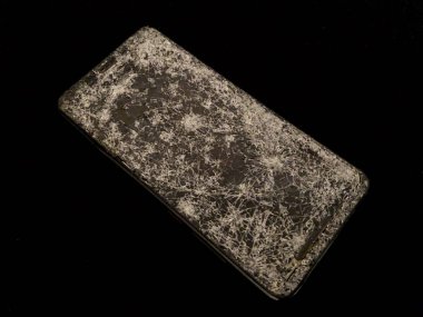 Siyah arka planda kırık camlı cep telefonu..