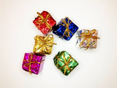 Beyaz arkaplanda izole edilmiş bir grup noel hediyesi