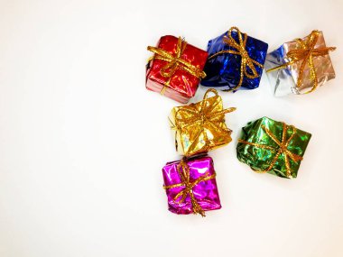Beyaz arkaplanda izole edilmiş bir grup noel hediyesi