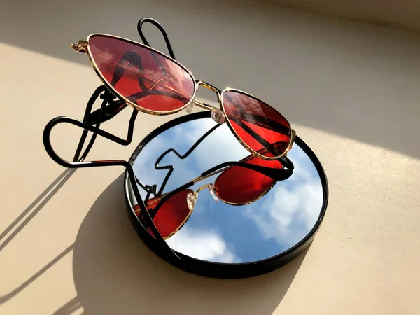 Óculos são refletidos em um espelho redondo . — Fotografia de Stock