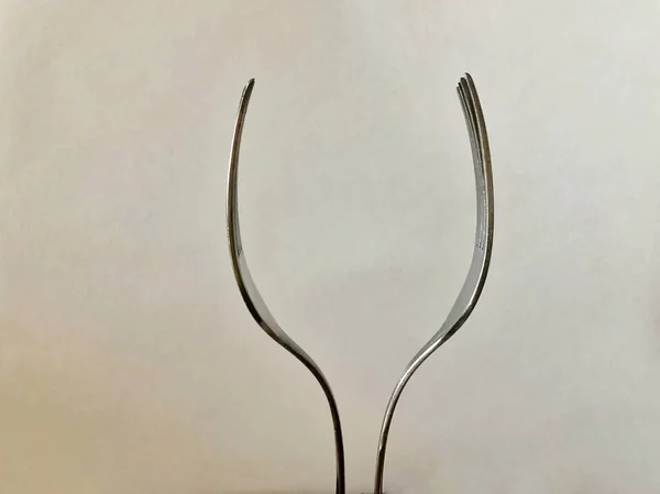 Tenedores de plata como vidrio de vid abstracto sobre un fondo blanco. Renderizado 3d —  Fotos de Stock