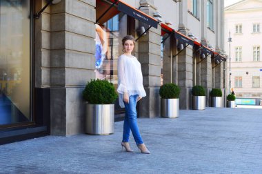 Beyaz bluzlu hamile bir kız. Sarışın kız. Genç kız..