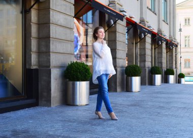 Beyaz bluzlu hamile bir kız. Sarışın kız. Genç kız..