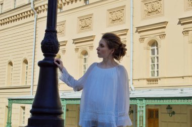 Beyaz bluzlu hamile bir kız. Sarışın kız. Genç kız..