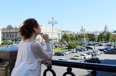 Beyaz bluzlu hamile bir kız. Sarışın kız. Genç kız..