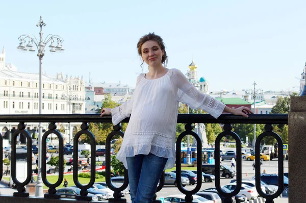 Menina grávida em uma blusa branca. Menina loira. Rapariga . — Fotografia de Stock