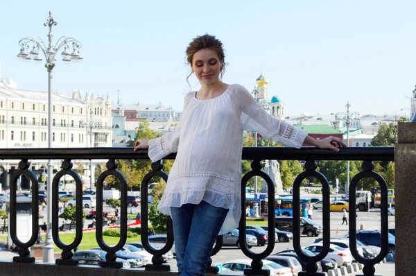 Menina grávida em uma blusa branca. Menina loira. Rapariga . — Fotografia de Stock