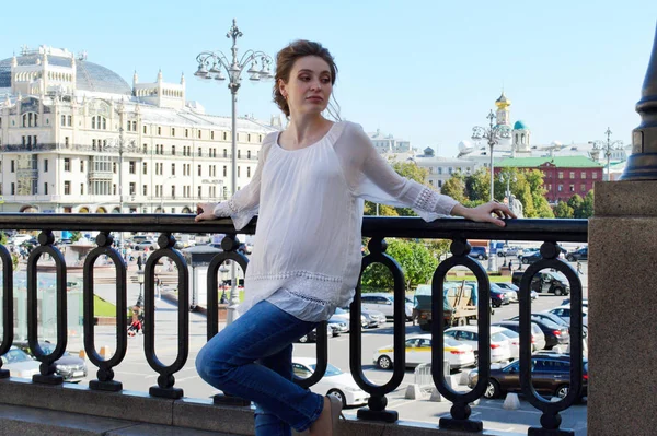 Menina grávida em uma blusa branca. Menina loira. Rapariga . — Fotografia de Stock