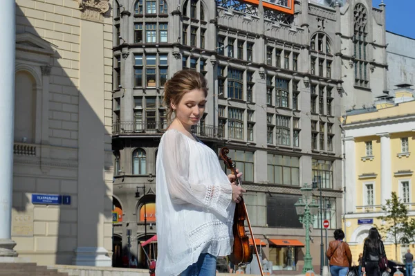 Une fille enceinte en chemisier blanc. Une blonde. Jeune fille. Fille avec un violon — Photo