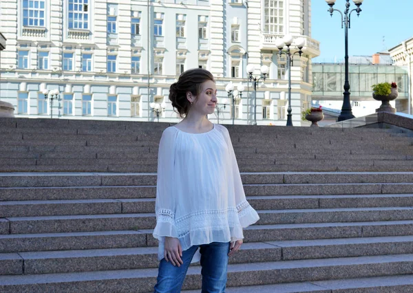 Menina grávida em uma blusa branca. Menina loira. Rapariga . — Fotografia de Stock