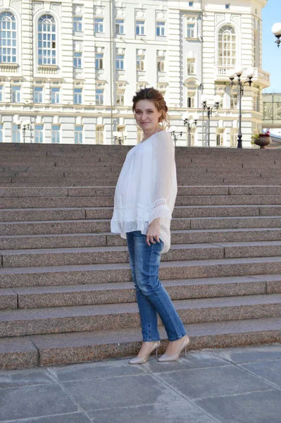 Menina grávida em uma blusa branca. Menina loira. Rapariga . — Fotografia de Stock