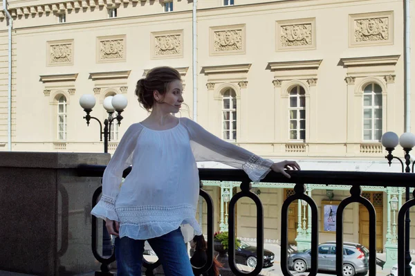 Chica embarazada con una blusa blanca. Chica rubia. Jovencita . —  Fotos de Stock