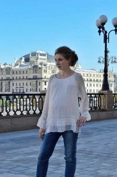 Chica embarazada con una blusa blanca. Chica rubia. Jovencita . —  Fotos de Stock
