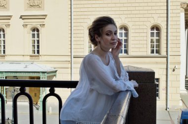 Beyaz bluzlu hamile bir kız. Sarışın kız. Genç kız..