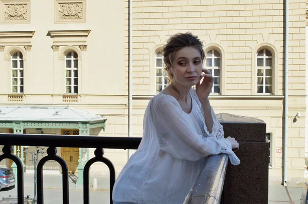 Menina grávida em uma blusa branca. Menina loira. Rapariga . — Fotografia de Stock