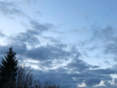 Mavi gökyüzü ve güzel mavi bulutlar.