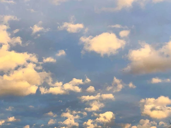 Ciel bleu avec de beaux nuages blancs naturels — Photo