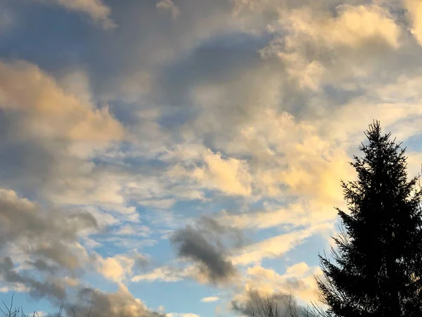 Ciel bleu avec de beaux nuages blancs naturels — Photo