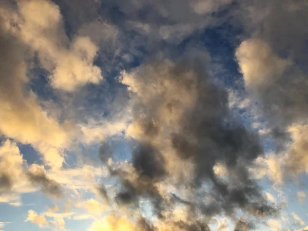 Ciel bleu avec de beaux nuages blancs naturels — Photo