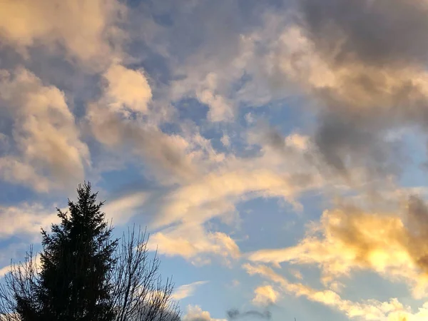 Ciel bleu avec de beaux nuages blancs naturels — Photo