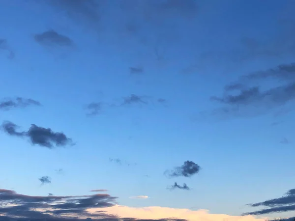 Ciel bleu avec de beaux nuages bleus naturels — Photo