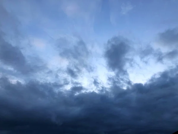 Ciel bleu avec de beaux nuages bleus naturels — Photo
