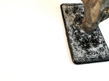 Kırık cam cep telefonu beyaz arka planda. Çekiç telefonda vuruyor..