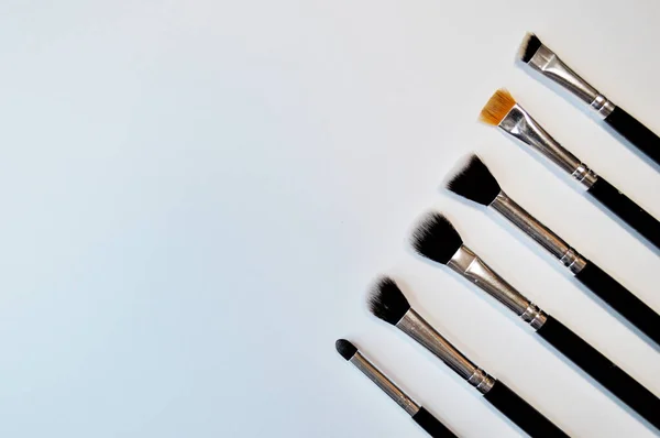 Pinsel für Make-up liegen auf weißem Hintergrund — Stockfoto