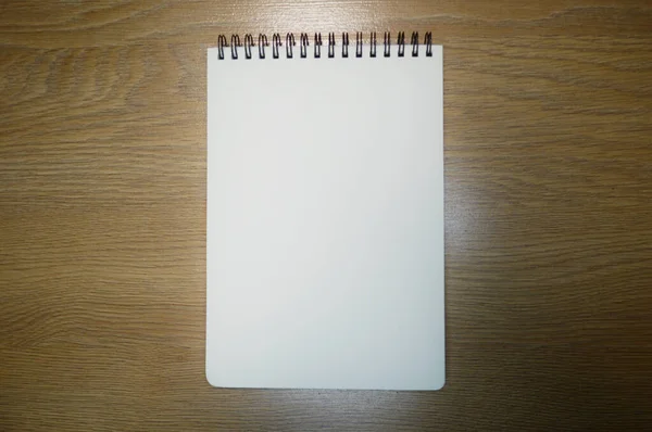 Arkaplan için ahşap desen ve doku üzerine beyaz kağıt sayfa — Stok fotoğraf