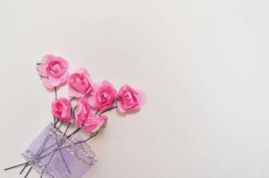 Tahta zemin üzerinde güzel pembe güller ve metin için boşluk..