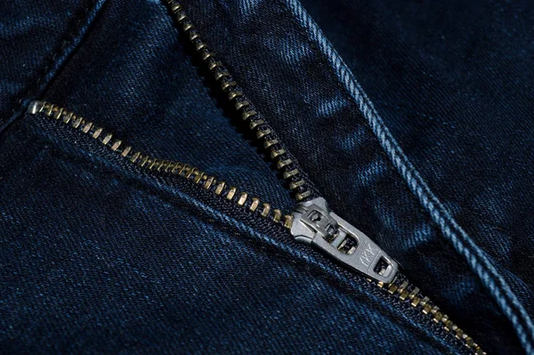 Cierre de cremallera en jeans azul oscuro . — Foto de Stock