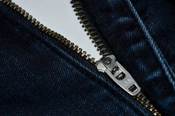 Närbild av blixtlås på mörkblå jeans. — Stockfoto