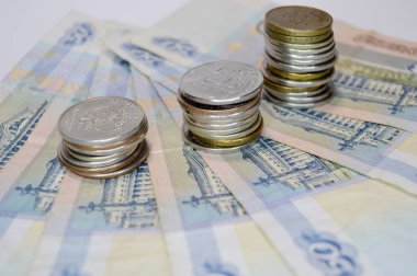 Çeşitli banknotlar ve paraların üzerinde Rus rublesi sembolü olan madeni paralar..