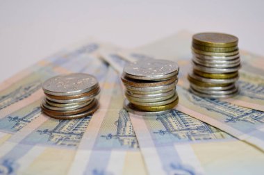 Çeşitli banknotlar ve paraların üzerinde Rus rublesi sembolü olan madeni paralar..