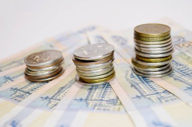 Çeşitli banknotlar ve paraların üzerinde Rus rublesi sembolü olan madeni paralar..