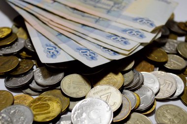 Çeşitli banknotlar ve paraların üzerinde Rus rublesi sembolü olan madeni paralar..