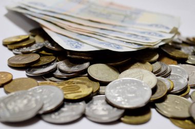 Çeşitli banknotlar ve paraların üzerinde Rus rublesi sembolü olan madeni paralar..