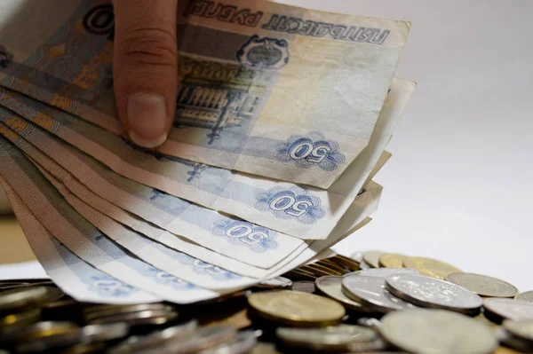 Různé bankovky a mince se symbolem ruského rublu na pozadí mincí. — Stock fotografie