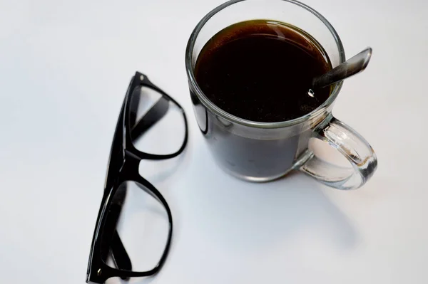 白を基調としたグラスとコーヒー. — ストック写真
