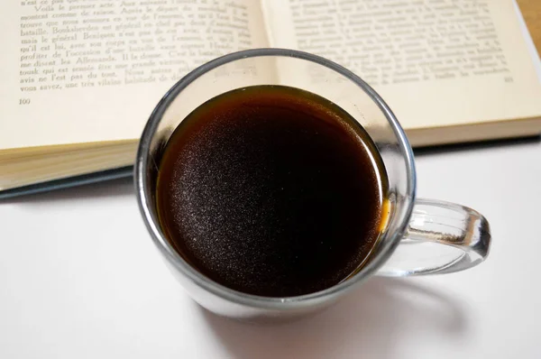 Livros e xícara de café isolado em um fundo branco . — Fotografia de Stock