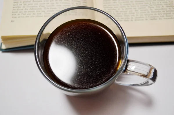 Livros e xícara de café isolado em um fundo branco . — Fotografia de Stock