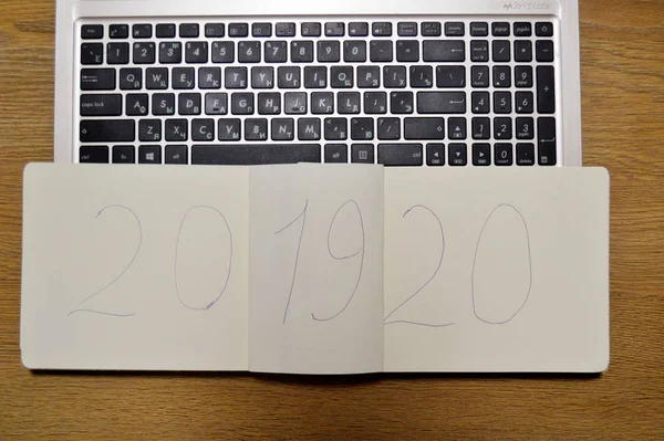 Laptop e notebook em que está escrito 2019 2020 . — Fotografia de Stock