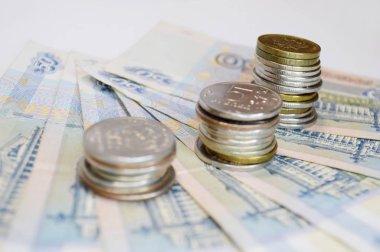 Çeşitli banknotlar ve paraların üzerinde Rus rublesi sembolü olan madeni paralar..