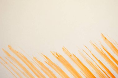 Sarı soyut elle boyanmış fırça darbesi arkaplanı kağıt üzerine