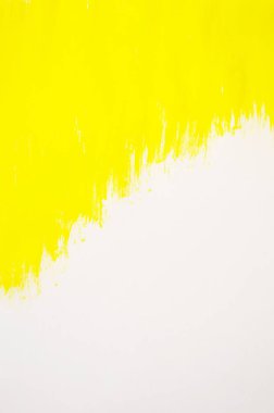 Sarı soyut elle boyanmış fırça darbesi arkaplanı kağıt üzerine